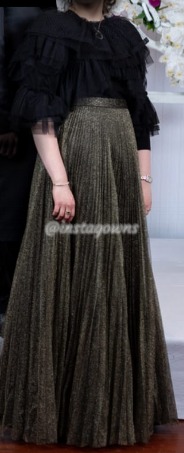 Beautiful accordionpleated black and gold skirt for rent or sale