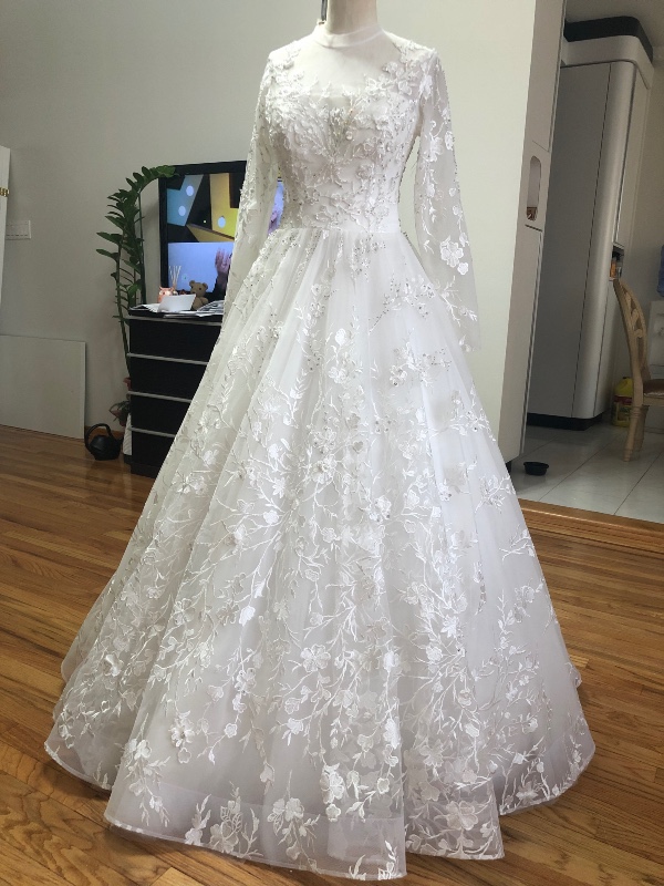 Beautiful wedding gown for rent or sale