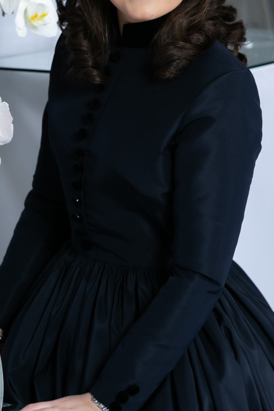Magnificent Oscar de la Renta Fabric Navy Gown for sale or rent