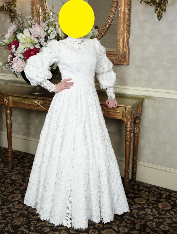 Magnificent Oscar de La Renta white lace gown for sale