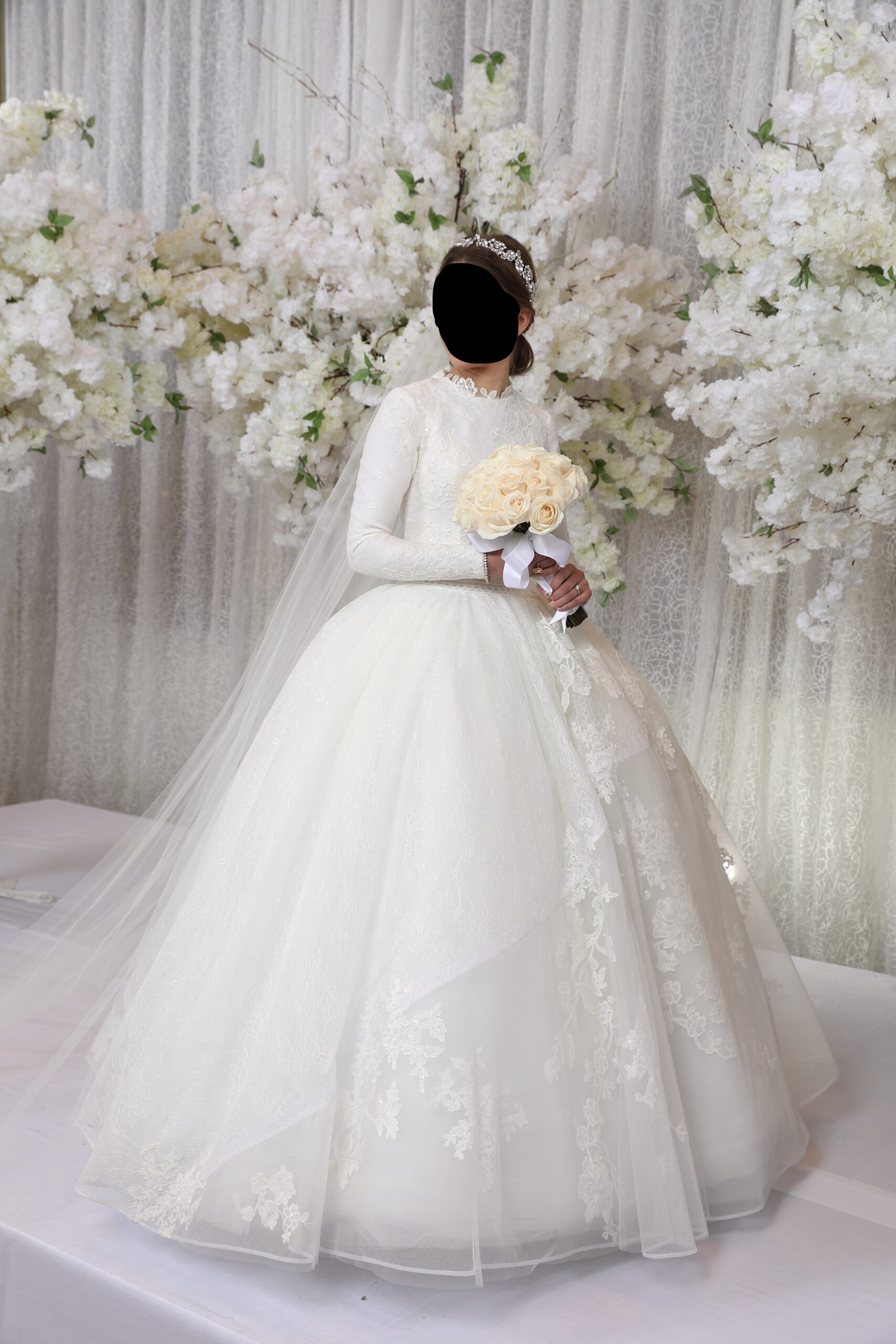 Magnificent Elegant Kleinfeld bridal Gown for Sale