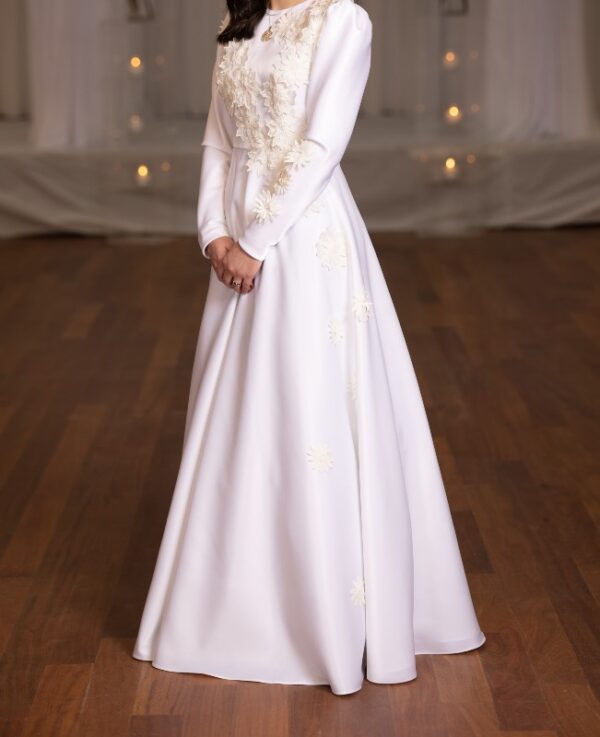 Beautiful ivory gown with flower appliques for Rent/Sale