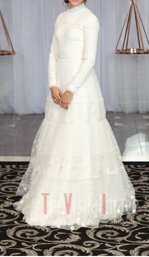 Unique Lace Ivory Gown for rent