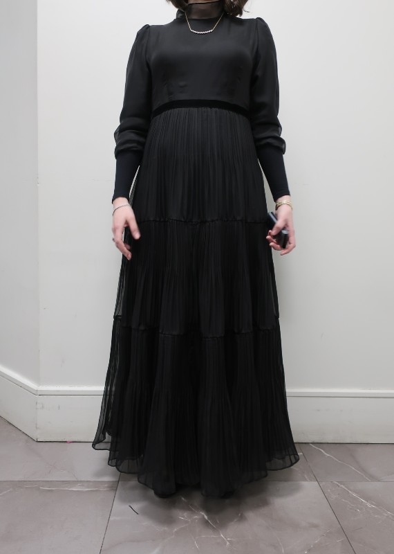 Black maternity gown for rent