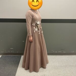 Beauiful mave pink gown with flower applique For Sale.